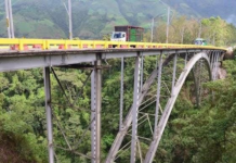 TRAGEDIA. La tarde del 26 de mayo, la comunidad del cantón Pallatanga se vio sacudida por un suceso, ya que, una mujer de 33 años fue encontrada muerta al pie del puente Salsipuedes, uno de los accesos más emblemáticos de la zona. El hallazgo ocurrió alrededor de las 17h30, luego de que una llamada ciudadana alertara al ECU-911 sobre el cuerpo sin vida localizado en ese lugar. De inmediato, personal policial y bomberos se movilizaron para confirmar el reporte.