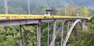 TRAGEDIA. La tarde del 26 de mayo, la comunidad del cantón Pallatanga se vio sacudida por un suceso, ya que, una mujer de 33 años fue encontrada muerta al pie del puente Salsipuedes, uno de los accesos más emblemáticos de la zona. El hallazgo ocurrió alrededor de las 17h30, luego de que una llamada ciudadana alertara al ECU-911 sobre el cuerpo sin vida localizado en ese lugar. De inmediato, personal policial y bomberos se movilizaron para confirmar el reporte.