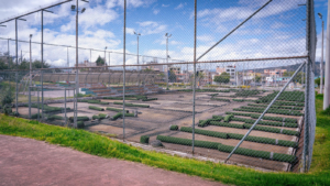 Con el objetivo de recuperar espacios públicos seguros y funcionales, el Municipio de Riobamba ha iniciado una intervención estructural y eléctrica en varias zonas del Parque Sesquicentenario. Esta iniciativa responde al deterioro progresivo del lugar, agravado por actos vandálicos y la falta de mantenimiento de la infraestructura básica.