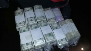 Una condena de 24 meses de prisión fue dictada contra Wilson S. N. y César C. M., quienes aceptaron su responsabilidad en el delito de enriquecimiento privado no justificado tras ser sorprendidos con 278.800 dólares en efectivo, sin poder acreditar el origen legal del dinero. Ambos se acogieron al procedimiento abreviado, lo que redujo la pena impuesta.