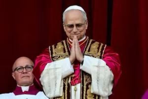 En una jornada marcada por la solemnidad y el simbolismo, el Vaticano anunció al nuevo líder de la Iglesia Católica. El cardenal Robert Prevost, de origen estadounidense y con nacionalidad peruana, ha sido elegido como el papa número 267 y tomará el nombre de León XIV.