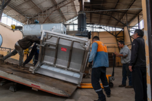 En un paso importante hacia la modernización y mejora de los servicios públicos, el Camal Municipal de Riobamba recibió este 6 de mayo, nueva maquinaria especializada, fortaleciendo su compromiso con la eficiencia, la calidad y el bienestar tanto de trabajadores como de usuarios.