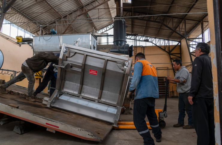 En un paso importante hacia la modernización y mejora de los servicios públicos, el Camal Municipal de Riobamba recibió este 6 de mayo, nueva maquinaria especializada, fortaleciendo su compromiso con la eficiencia, la calidad y el bienestar tanto de trabajadores como de usuarios.
