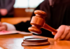 El juez J.E.A.Z. fue destituido este 20 de mayo por ordenar, de forma irregular, la liberación de personas procesadas en cuatro provincias, entre ellas Chimborazo, donde autorizó la excarcelación de un acusado por homicidio sin tener jurisdicción sobre el caso.