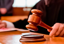 El juez J.E.A.Z. fue destituido este 20 de mayo por ordenar, de forma irregular, la liberación de personas procesadas en cuatro provincias, entre ellas Chimborazo, donde autorizó la excarcelación de un acusado por homicidio sin tener jurisdicción sobre el caso.