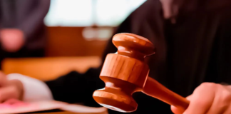 El juez J.E.A.Z. fue destituido este 20 de mayo por ordenar, de forma irregular, la liberación de personas procesadas en cuatro provincias, entre ellas Chimborazo, donde autorizó la excarcelación de un acusado por homicidio sin tener jurisdicción sobre el caso.