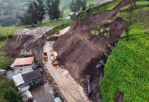 Continúan los trabajos de emergencia en el sector “El Tejar” de la vía Guaranda – Chimbo, afectada por un deslizamiento de tierra. Este viernes se realizó un nuevo sobrevuelo técnico con dron, a fin de evaluar el progreso de las labores de mitigación en la zona.