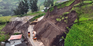 Continúan los trabajos de emergencia en el sector “El Tejar” de la vía Guaranda – Chimbo, afectada por un deslizamiento de tierra. Este viernes se realizó un nuevo sobrevuelo técnico con dron, a fin de evaluar el progreso de las labores de mitigación en la zona.