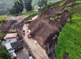 Continúan los trabajos de emergencia en el sector “El Tejar” de la vía Guaranda – Chimbo, afectada por un deslizamiento de tierra. Este viernes se realizó un nuevo sobrevuelo técnico con dron, a fin de evaluar el progreso de las labores de mitigación en la zona.