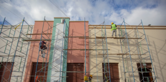 La intervención integral en la fachada del histórico mercado San Francisco avanza a paso firme y ya transforma el corazón comercial del centro de Riobamba. El proyecto incorpora participación ciudadana, criterios técnicos patrimoniales y el testimonio positivo de los propios comerciantes.