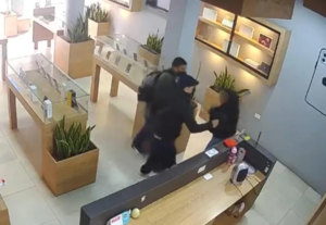 La inseguridad golpea con fuerza a Riobamba, en la última semana, se han reportado constantes robos en varios sectores de la ciudad, lo que ha encendido las alarmas entre los habitantes. La violencia con la que actúan los delincuentes, armados con cuchillos o pistolas, deja en evidencia la falta de control en las calles.