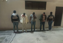 En una operación encubierta, la Policía Judicial de Chimborazo logró la captura de tres presuntos integrantes del Grupo Delictivo Organizado “Los Lobos”. Además de armas y dispositivos electrónicos, se halló evidencia de una red de falsificación de dinero.