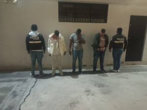 En una operación encubierta, la Policía Judicial de Chimborazo logró la captura de tres presuntos integrantes del Grupo Delictivo Organizado “Los Lobos”. Además de armas y dispositivos electrónicos, se halló evidencia de una red de falsificación de dinero.