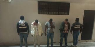En una operación encubierta, la Policía Judicial de Chimborazo logró la captura de tres presuntos integrantes del Grupo Delictivo Organizado “Los Lobos”. Además de armas y dispositivos electrónicos, se halló evidencia de una red de falsificación de dinero.