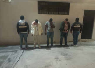 En una operación encubierta, la Policía Judicial de Chimborazo logró la captura de tres presuntos integrantes del Grupo Delictivo Organizado “Los Lobos”. Además de armas y dispositivos electrónicos, se halló evidencia de una red de falsificación de dinero.