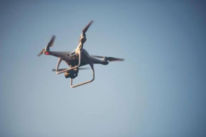 La Dirección General de Aviación Civil (DGAC) emitió nuevas disposiciones sobre el uso de drones en el país, restringiendo su operación en zonas donde se pueda vulnerar la privacidad de personas o propiedades privadas.