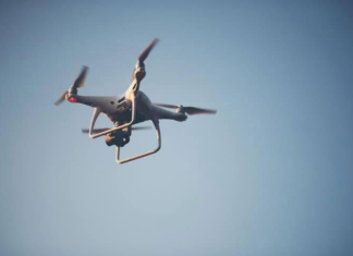 La Dirección General de Aviación Civil (DGAC) emitió nuevas disposiciones sobre el uso de drones en el país, restringiendo su operación en zonas donde se pueda vulnerar la privacidad de personas o propiedades privadas.
