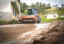 La Prefectura de Chimborazo, a través de la Dirección de Conectividad Vial, ejecuta trabajos de mejoramiento en la vía Gatazo Centro - Hospital, situada en la parroquia Cajabamba, cantón Colta. El proyecto busca potenciar la conectividad rural y facilitar el acceso a servicios esenciales para la población.