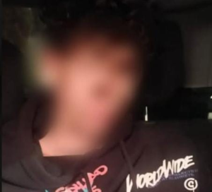 La noche del 22 de mayo de 2025 se convirtió en escenario de un operativo policial que sacudió el sector del circuito 24 de Mayo, en Riobamba. Un adolescente fue aprehendido por agentes del Distrito Riobamba-Chambo al ser sorprendido con un teléfono celular reportado como robado, lo que lo implicaría en un presunto delito de hurto.