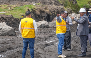 El pasado 1 de mayo, con el objetivo de fortalecer la conectividad rural y mejorar la calidad de vida de los habitantes del cantón Guano, el prefecto de Chimborazo, Hermel Tayupanda, realizó una inspección técnica a los trabajos de mejoramiento vial que se ejecutan en la comunidad Olte San Pedro.