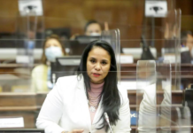 La Corte Nacional de Justicia dictó sentencia condenatoria contra Jimmy J. T. y Elena O. P., declarados culpables como cómplices en el delito de concusión. Ambos se acogieron al procedimiento abreviado y recibieron una pena de cuatro meses de prisión, junto a una multa equivalente a diez salarios básicos unificados. Además, Jimmy J. T. deberá pagar 2.500 dólares como reparación integral.