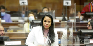 La Corte Nacional de Justicia dictó sentencia condenatoria contra Jimmy J. T. y Elena O. P., declarados culpables como cómplices en el delito de concusión. Ambos se acogieron al procedimiento abreviado y recibieron una pena de cuatro meses de prisión, junto a una multa equivalente a diez salarios básicos unificados. Además, Jimmy J. T. deberá pagar 2.500 dólares como reparación integral.