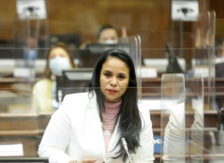 La Corte Nacional de Justicia dictó sentencia condenatoria contra Jimmy J. T. y Elena O. P., declarados culpables como cómplices en el delito de concusión. Ambos se acogieron al procedimiento abreviado y recibieron una pena de cuatro meses de prisión, junto a una multa equivalente a diez salarios básicos unificados. Además, Jimmy J. T. deberá pagar 2.500 dólares como reparación integral.