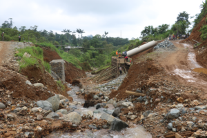 La Prefectura de Bolívar, bajo el liderazgo de Aníbal Coronel y a través de la Dirección de Obras Públicas, avanza con la construcción del puente metálico en la parroquia San Luis de Pambil. Esta obra estratégica se desarrolla conforme al cronograma establecido por el (GAD) Provincial de Bolívar.