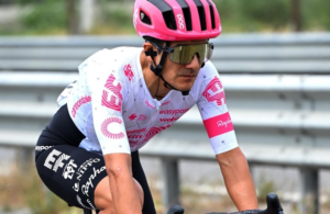 Richard Carapaz, volvió a dar una lección de entereza en la séptima etapa del Giro de Italia 2025. A pesar de las secuelas físicas que arrastra desde la caída masiva sufrida en la sexta jornada, la “Locomotora del Carchi” se mantuvo en competencia, metiéndose de lleno en la lucha por los primeros puestos de la clasificación general.