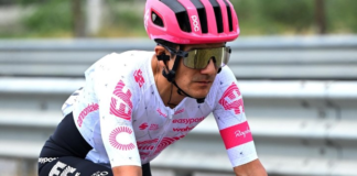 Richard Carapaz, volvió a dar una lección de entereza en la séptima etapa del Giro de Italia 2025. A pesar de las secuelas físicas que arrastra desde la caída masiva sufrida en la sexta jornada, la “Locomotora del Carchi” se mantuvo en competencia, metiéndose de lleno en la lucha por los primeros puestos de la clasificación general.