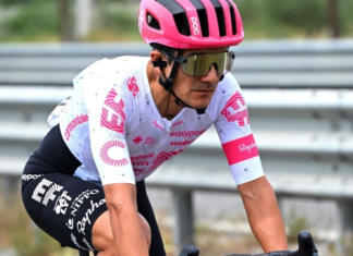 Richard Carapaz, volvió a dar una lección de entereza en la séptima etapa del Giro de Italia 2025. A pesar de las secuelas físicas que arrastra desde la caída masiva sufrida en la sexta jornada, la “Locomotora del Carchi” se mantuvo en competencia, metiéndose de lleno en la lucha por los primeros puestos de la clasificación general.