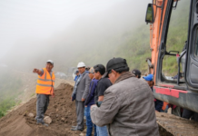 La Prefectura de Chimborazo, a través de su Dirección de Conectividad Vial, continúa con los trabajos de mejora en la vía a Pueblo Viejo, en el cantón Alausí.