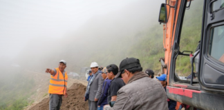 La Prefectura de Chimborazo, a través de su Dirección de Conectividad Vial, continúa con los trabajos de mejora en la vía a Pueblo Viejo, en el cantón Alausí.