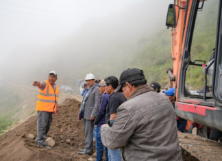 La Prefectura de Chimborazo, a través de su Dirección de Conectividad Vial, continúa con los trabajos de mejora en la vía a Pueblo Viejo, en el cantón Alausí.