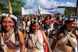 Las comunidades Waorani, asentadas en la provincia de Pastaza, se han convertido en un símbolo de resistencia indígena frente al avance de la explotación petrolera en la Amazonía ecuatoriana.