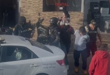 En un nuevo golpe contra el microtráfico de drogas, la Fiscalía General del Estado, en coordinación con la Policía Nacional, ejecutó la tarde de este jueves 22 de mayo, un operativo en el sector de las calles Veloz y Carlos Zambrano, en la ciudad de Riobamba.