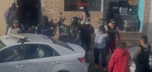 En un nuevo golpe contra el microtráfico de drogas, la Fiscalía General del Estado, en coordinación con la Policía Nacional, ejecutó la tarde de este jueves 22 de mayo, un operativo en el sector de las calles Veloz y Carlos Zambrano, en la ciudad de Riobamba.