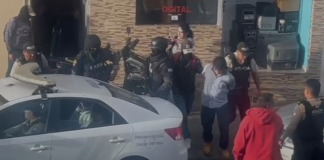 En un nuevo golpe contra el microtráfico de drogas, la Fiscalía General del Estado, en coordinación con la Policía Nacional, ejecutó la tarde de este jueves 22 de mayo, un operativo en el sector de las calles Veloz y Carlos Zambrano, en la ciudad de Riobamba.