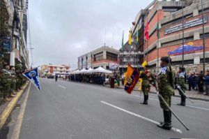 En un emotivo acto cargado de simbolismo patriótico, la Prefectura de Chimborazo rindió homenaje a los 203 años de la gesta heroica de la Batalla de Pichincha, con una ceremonia cívica que se llevó a cabo este 26 de mayo de 2025. El evento estuvo liderado por el prefecto provincial, Hermel Tayupanda, y reunió a diversas autoridades civiles, militares, policiales y funcionarios públicos.