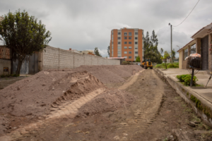 El Municipio de Riobamba ha puesto en marcha este 1 de mayo, un nuevo proyecto de adoquinado vial en el barrio San Miguel de Tapi, una obra que beneficiará a aproximadamente 1.000 personas.
