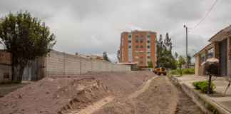 El Municipio de Riobamba ha puesto en marcha este 1 de mayo, un nuevo proyecto de adoquinado vial en el barrio San Miguel de Tapi, una obra que beneficiará a aproximadamente 1.000 personas.