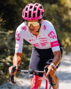 El ecuatoriano, campeón de esta competencia en 2019, dio sus primeras pedaladas en la jornada inaugural de la edición 2025. Sin hacer estridencias ni grandes gestos para la galería, el carchense firmó un debut sólido al entrar en el top 10 de la Etapa 1, disputada entre Durazzo y Tirana, en territorio albanés.