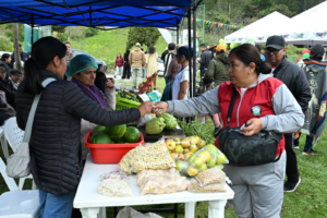 A los pies del majestuoso volcán Tungurahua, el pasado 18 de mayo, la comunidad de El Manzano celebró con entusiasmo la Primera Feria Agroturística, un evento que marcó un hito en el impulso al turismo rural y al emprendimiento comunitario en esta zona del cantón Penipe.