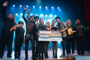 La ciudad de Riobamba vivió una jornada llena de música, talento juvenil y celebración cultural con la final del concurso “Rio-Estudiantinas 2025” y la presentación estelar de la banda ecuatoriana Lolabúm.