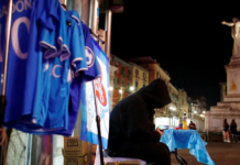 La Guardia de Finanzas italiana incautó cerca de 20.000 productos falsificados del SSC Napoli, valorados en 340.000 dólares, en una operación que revela cómo la pasión también alimenta el oportunismo criminal.