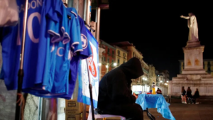 La Guardia de Finanzas italiana incautó cerca de 20.000 productos falsificados del SSC Napoli, valorados en 340.000 dólares, en una operación que revela cómo la pasión también alimenta el oportunismo criminal.
