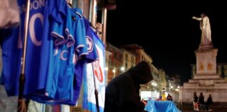La Guardia de Finanzas italiana incautó cerca de 20.000 productos falsificados del SSC Napoli, valorados en 340.000 dólares, en una operación que revela cómo la pasión también alimenta el oportunismo criminal.