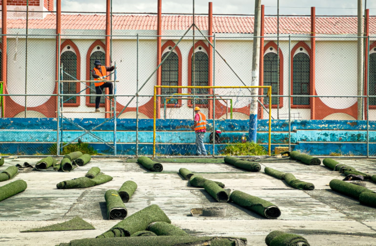 En el marco del compromiso municipal con el deporte y la recuperación de espacios públicos, la Dirección de Cultura, Deportes y Recreación del Municipio de Riobamba informó el inicio de los trabajos de remodelación de la cancha sintética del tradicional barrio Bellavista, una obra esperada por la comunidad.