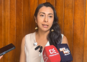 La concejala del cantón Pastaza, Laura Pérez, expresó públicamente su rechazo a la posible colocación de un busto con la imagen del alcalde Germán Flores Meza en la nueva pista de hockey, cuya inauguración está prevista para este fin de semana.