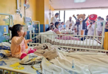 Con sonrisas, juegos y mensajes de esperanza, la Policía Nacional y el personal médico del Hospital General del IESS Chimborazo celebraron este 30 de mayo, el Día Internacional del Niño, reafirmando su compromiso con la niñez ecuatoriana desde distintos frentes.